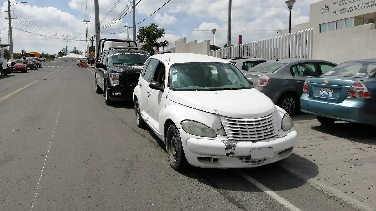 SJR POLI IBA A BORDO DE UN AUTO